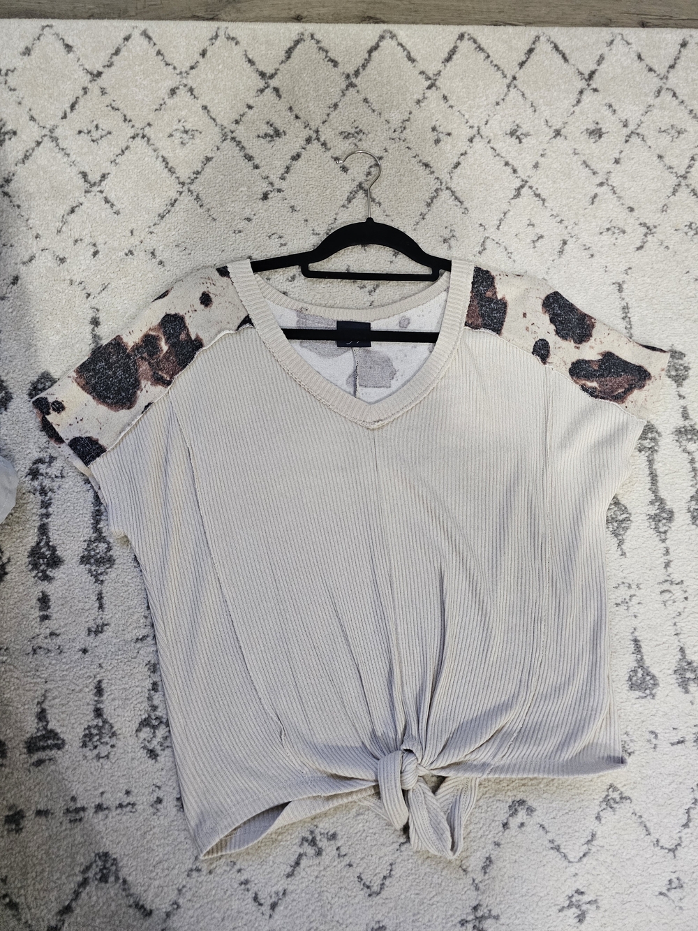 Women’s Cream Ribbed V-Neck Top with Animal-Print Sleeves By BKE size Small